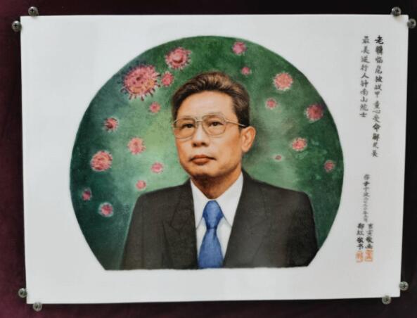硬核爺爺宅家2個月創作鐘南山屠呦呦瓷板畫 硬核爺爺宅家2個月創作鐘南山屠呦呦瓷板畫